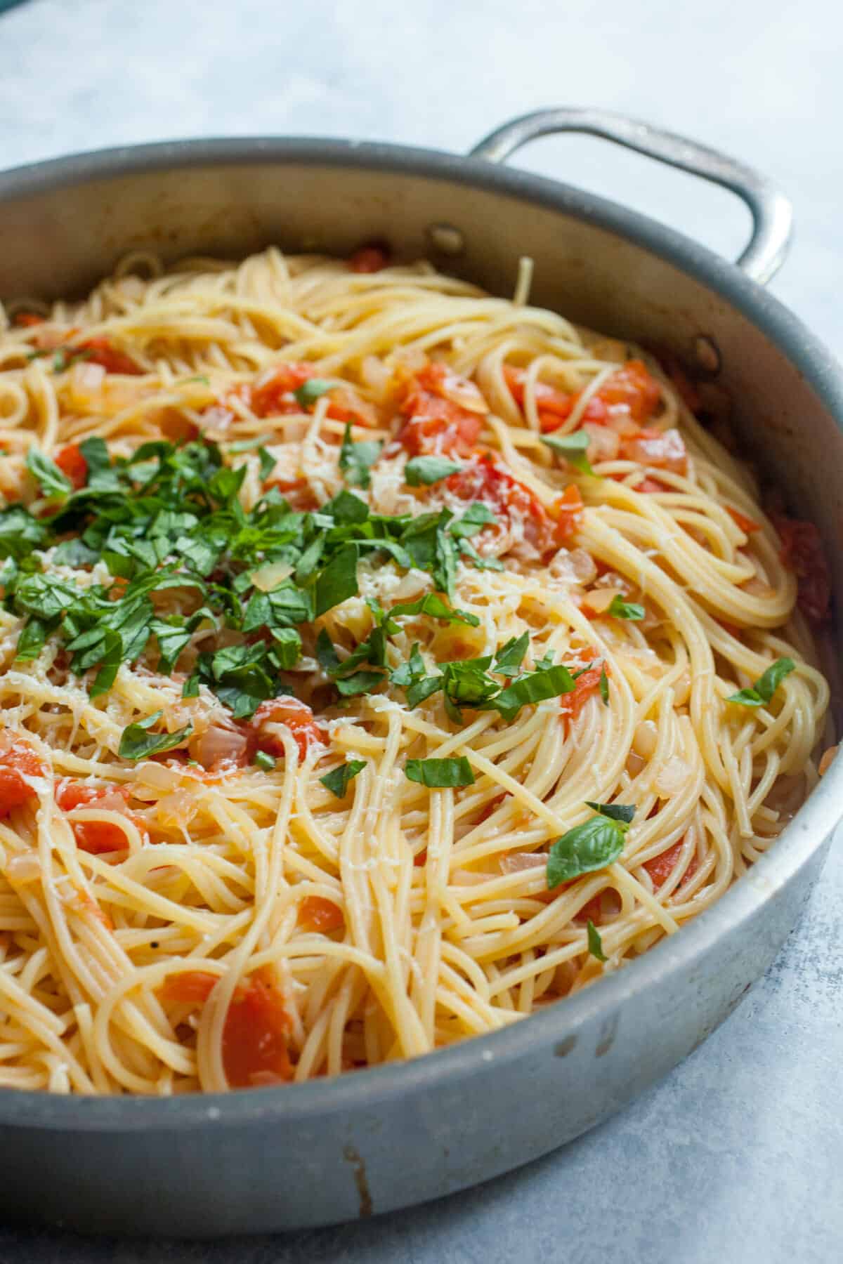 Cherry Tomato Spaghetti: This simple fresh spaghetti dish is made with cherry tomatoes that are super fresh and easy to cook down. It's a huge hit! | macheesmo.com