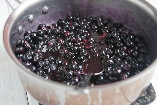Cooking berries for yogurt