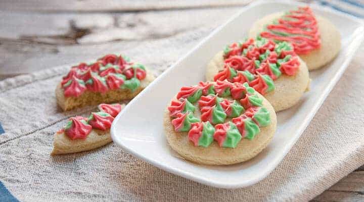 Psychedelic Holiday Soft Cookies: Okay... I'm not the best at frosting cookies, but these are super fun. Who doesn't love a simple soft cookie?!