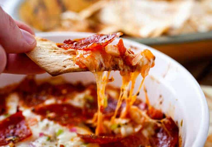 Pepperoni Pizza Dip: This dip is easy to toss together and tastes JUST like pepperoni pizza! I like to serve mine with baked Flatbread Pizza Chips (sponsored)! |macheesmo.com