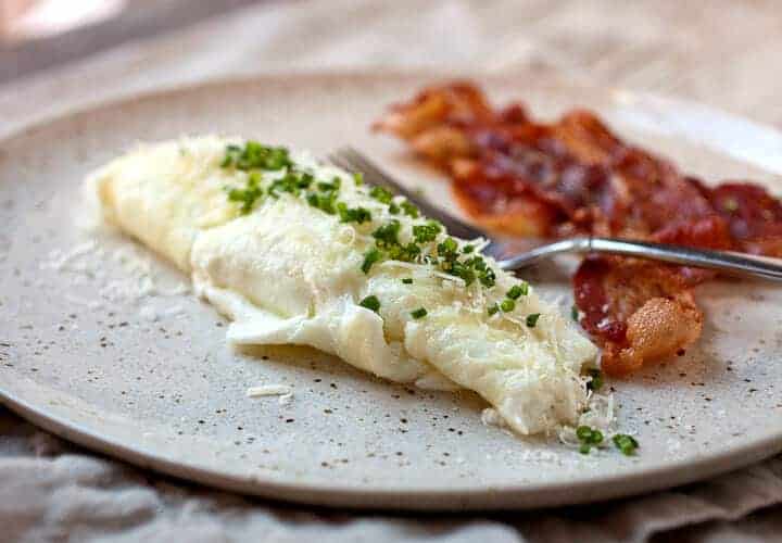 How to Make a Fluffy Egg White Omelet: Egg white omelets are a healthy and easy way to start the day! With a few little tricks, you can make a beautiful, fluffy omelet in minutes. Happy healthy breakfast! | macheesmo.com