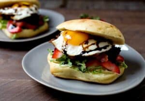 Bacon Strawberry Breakfast Sandwich: This simple breakfast sandwich is packed with sweet and savory flavors. Don't forget the quick balsamic sauce! Perfect for strawberry season! | macheesmo.com