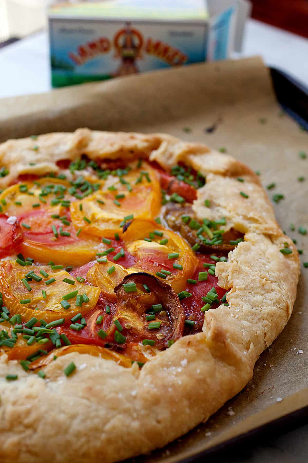 Heirloom Tomato Tart: Homemade pie crust with creamy ricotta cheese and perfectly ripe heirloom tomatoes. Perfect for tomato season! | macheesmo.com