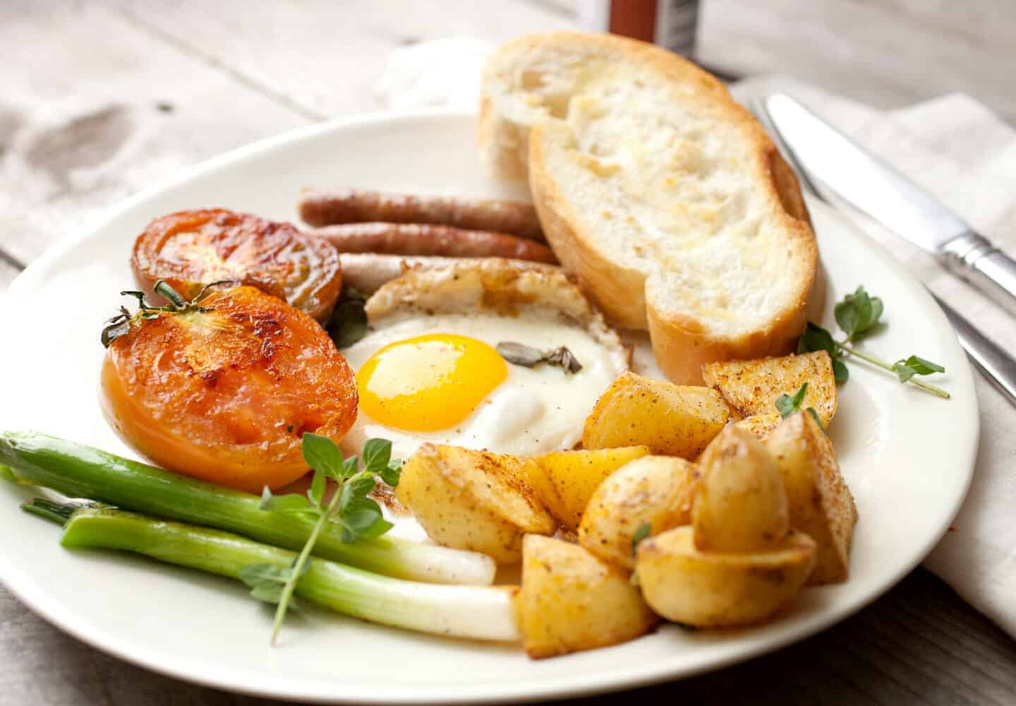 Quick Tomato Fry Up: This is the season when tomatoes are at their best. Make this quick tomato fry up based on the English full breakfast minus a few things and plus a few others! Great way to start the day! | macheesmo.com