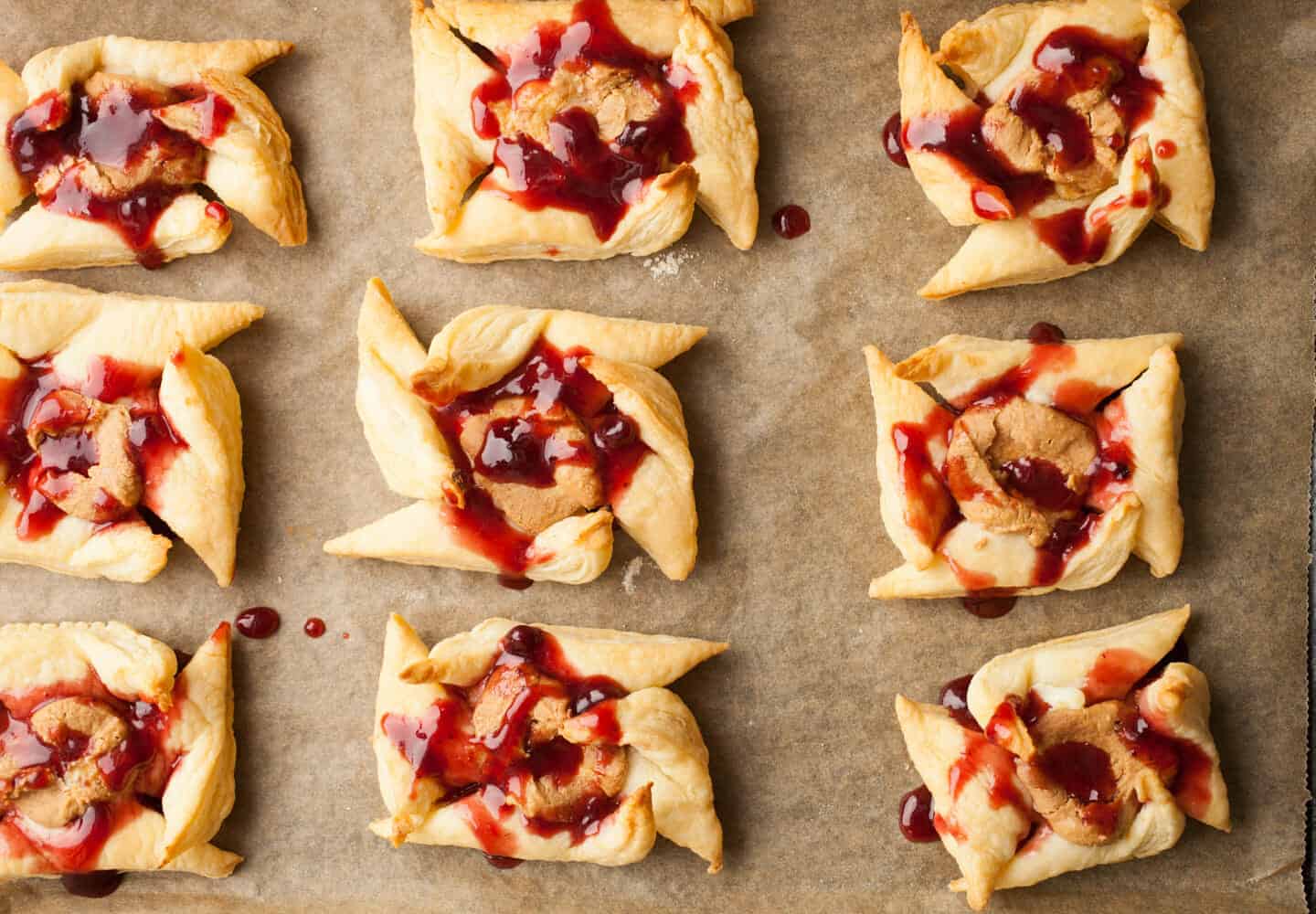 Peanut Butter and Jelly Pinwheels: These easy snacks are so addictive. Great as a breakfast side dish or sweet afternoon treat! Kids love them! | macheesmo.com