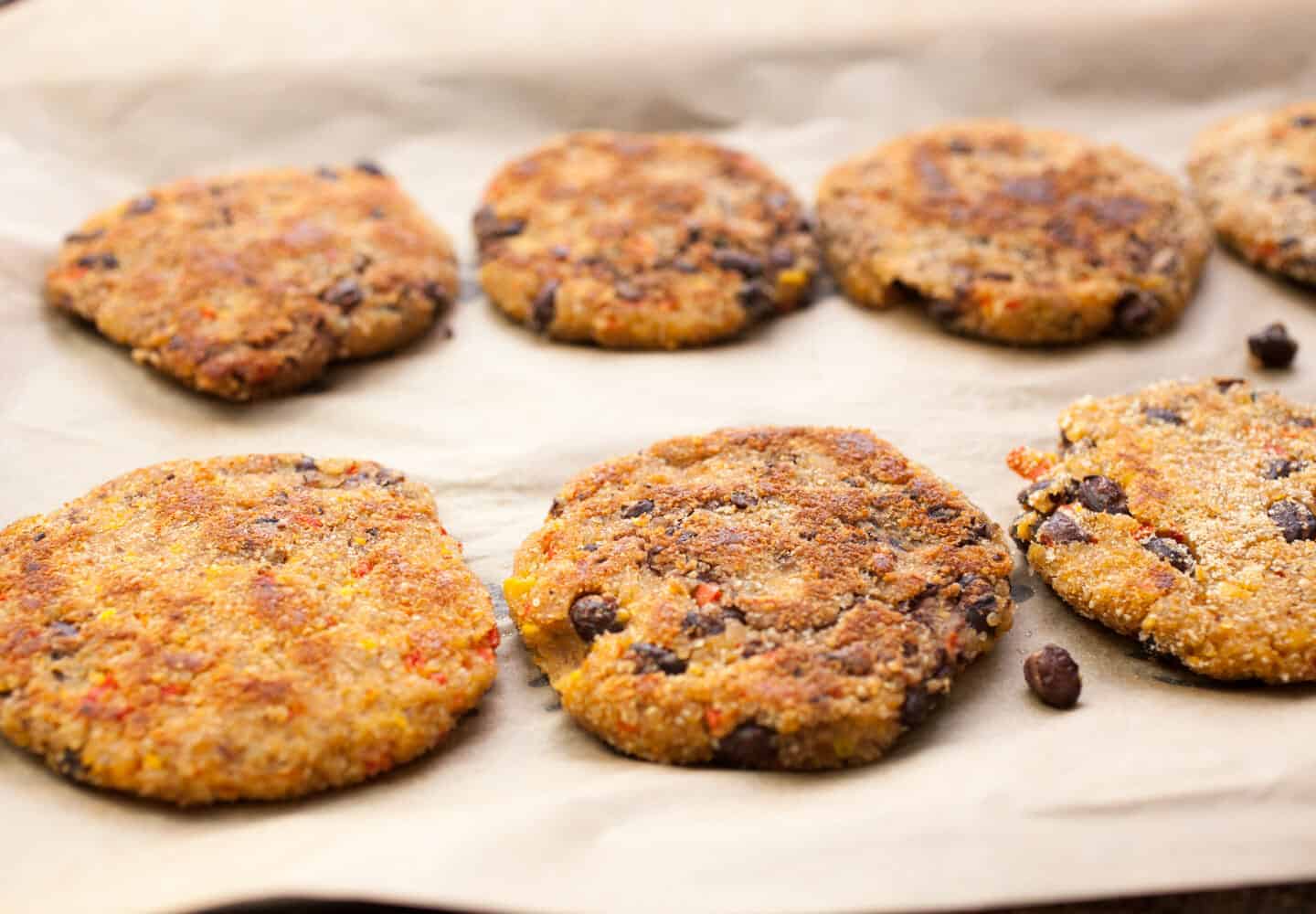 Kiddo Quinoa Veggie Burgers: These simple homemade quinoa burgers are filled with black beans, red peppers, sweet corn, and just enough spice. Perfect for kiddos! | macheesmo.com