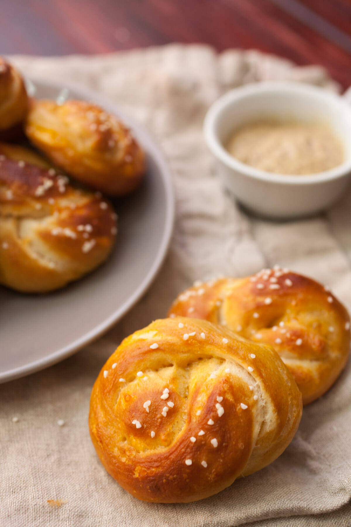 Roasted Garlic Cheddar Pretzel Knots: Perfect little pretzel knots with roasted garlic and cheddar blended into the dough. Such a great appetizer. Who doesn't love homemade fresh soft pretzels?! | macheesmo.com