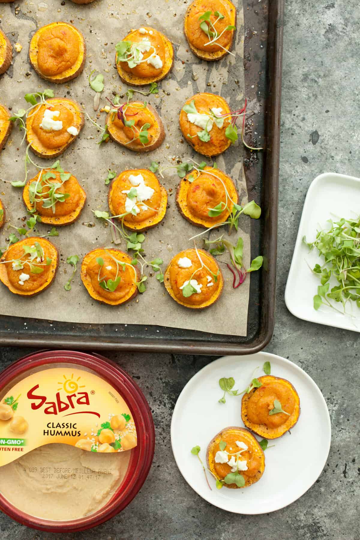 Hummus Sweet Potato Rounds: These beautiful apps are simple to make but have big flavors! Great for a party or pile them up for a quick unofficial meal! | macheesmo.com