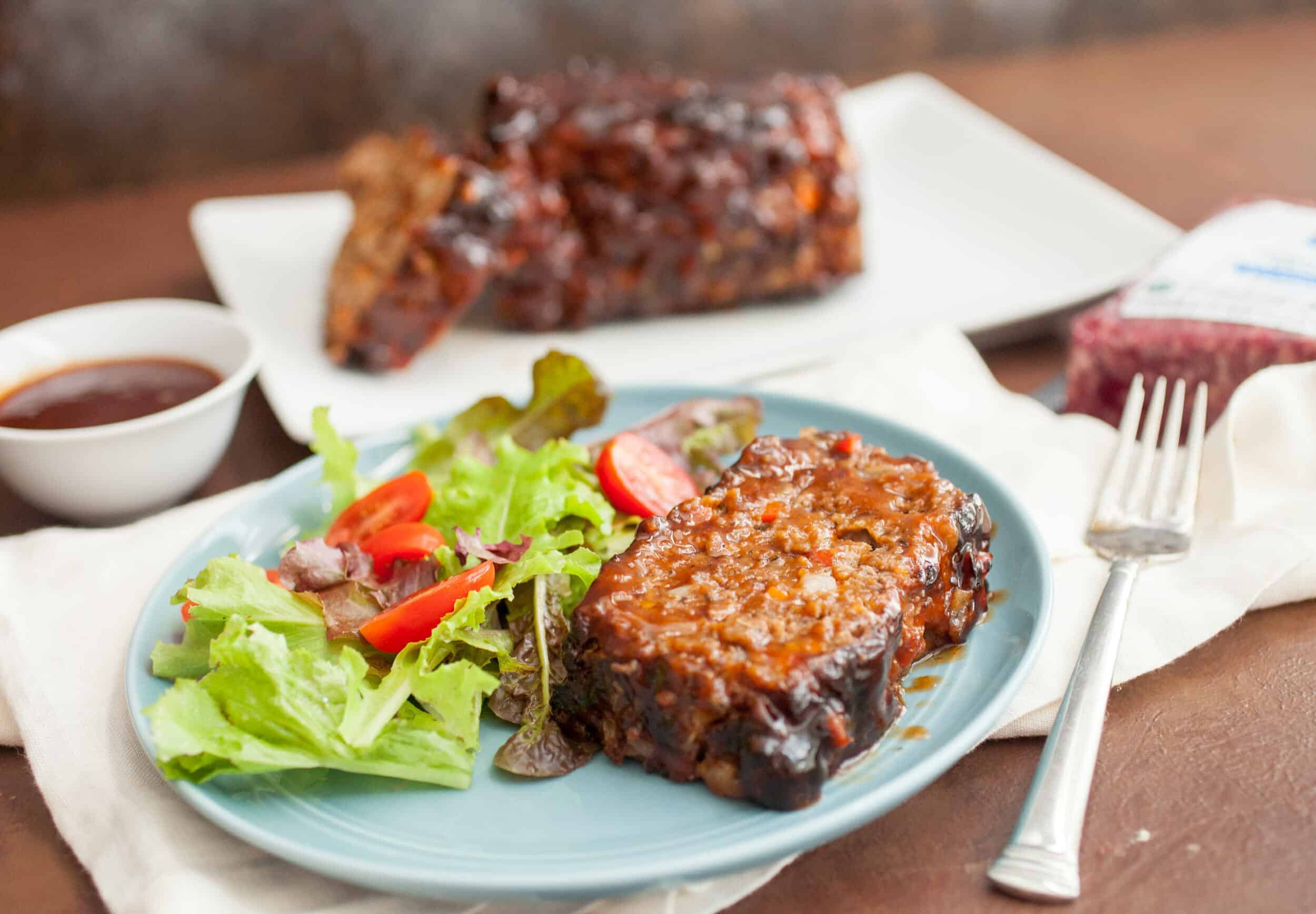 Easy Grilled Meatloaf: This perfect meatloaf is easy to make on the grill so you can keep your oven off during the hot days! The flavors are smoky and delicious! Great served with a simple salad or sliced and made into sandwiches! | macheesmo.com