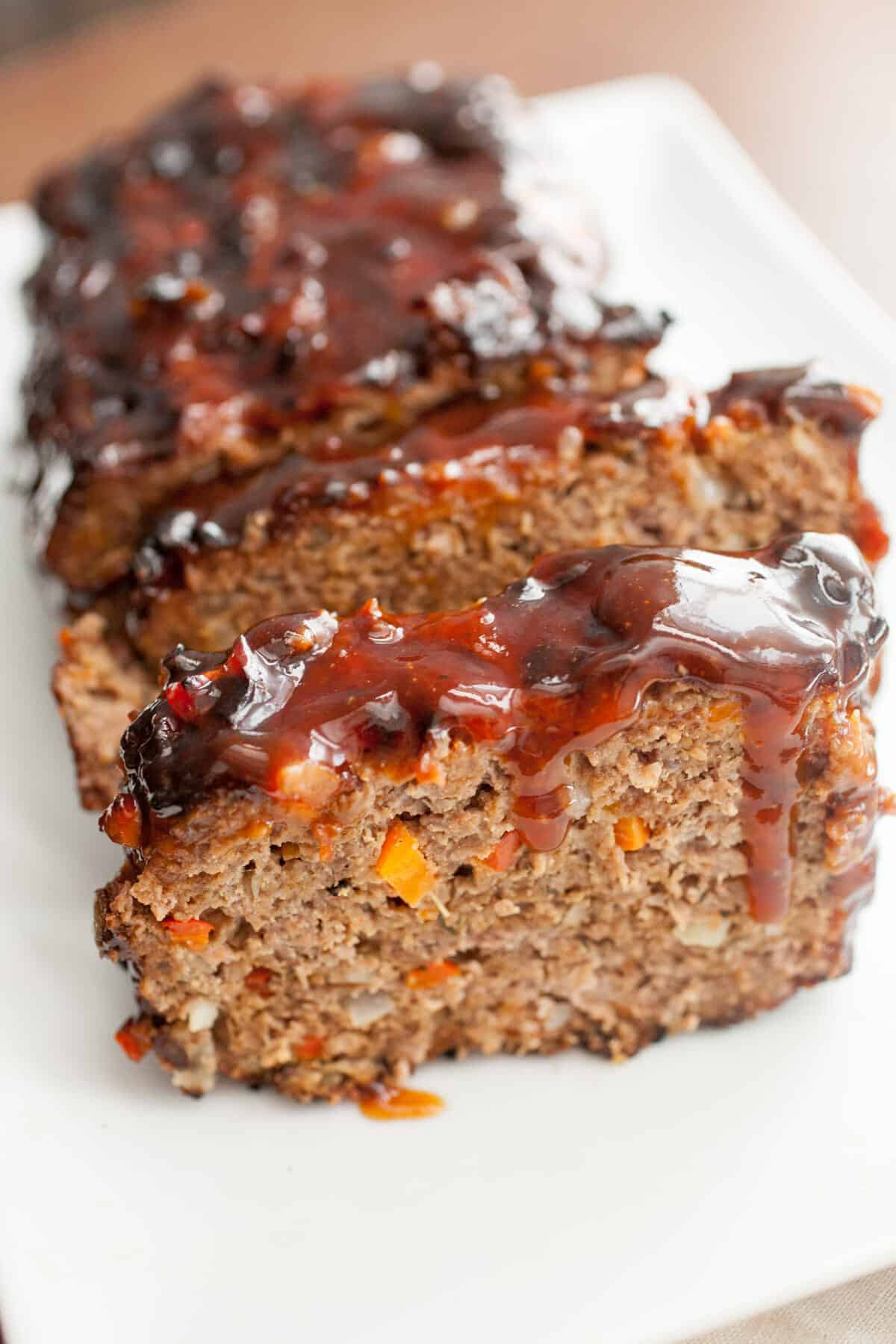 Easy Grilled Meatloaf: This perfect meatloaf is easy to make on the grill so you can keep your oven off during the hot days! The flavors are smoky and delicious! Great served with a simple salad or sliced and made into sandwiches! | macheesmo.com