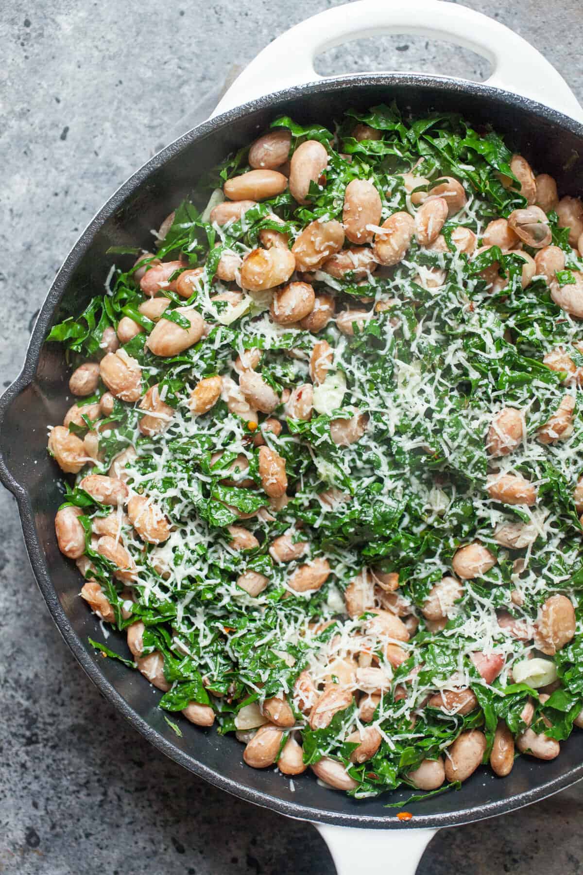 Garlicky bean and kale salad: This bright, colorful, and healthy salad is the perfect side salad for summer. Take it to BBQs and pair it with any grilled dish. Don't skimp on the garlic! | macheesmo.com
