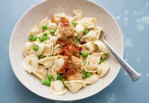 Creamy Tortellini with Crispies: This simple weeknight pasta dish is really fast to make and has unbelievable flavors. Your family is gonna love it! | macheesmo.com