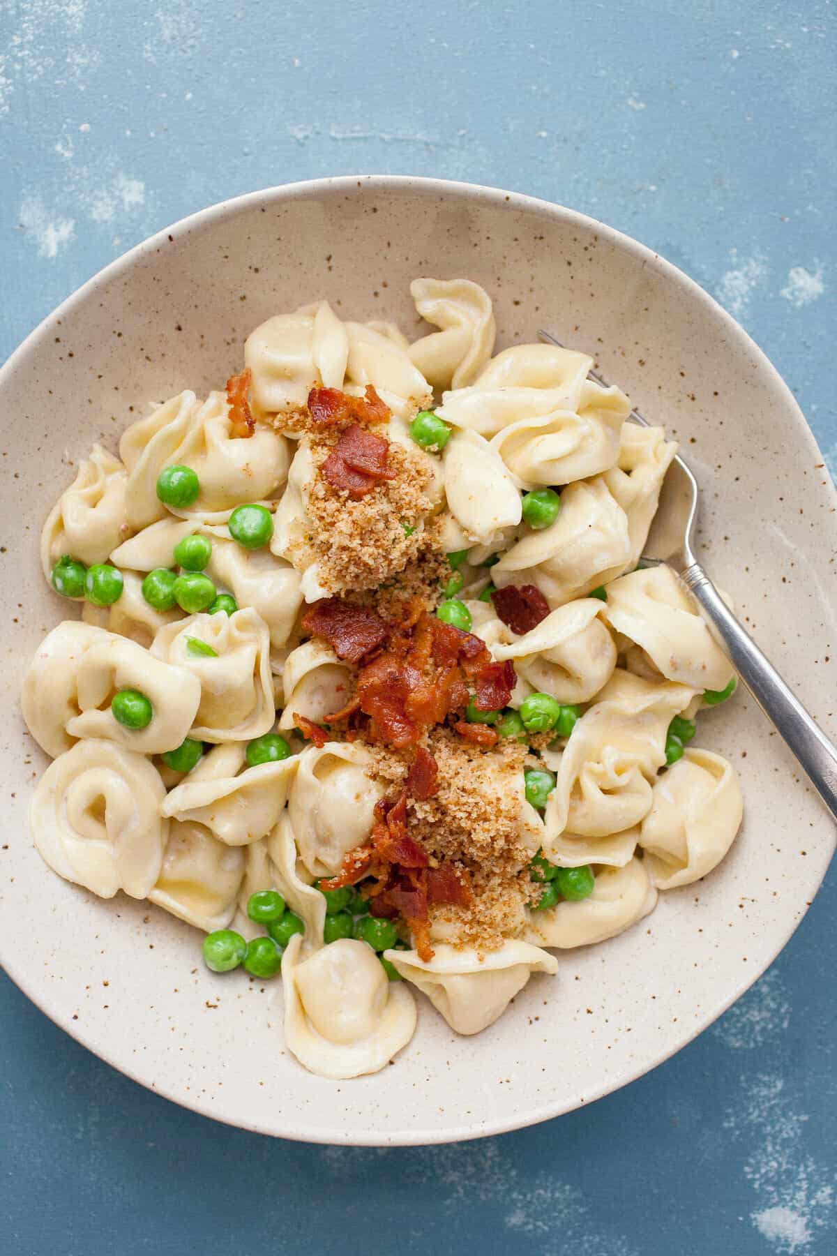 Creamy Tortellini with Crispies: This simple weeknight pasta dish is really fast to make and has unbelievable flavors. Your family is gonna love it! | macheesmo.com