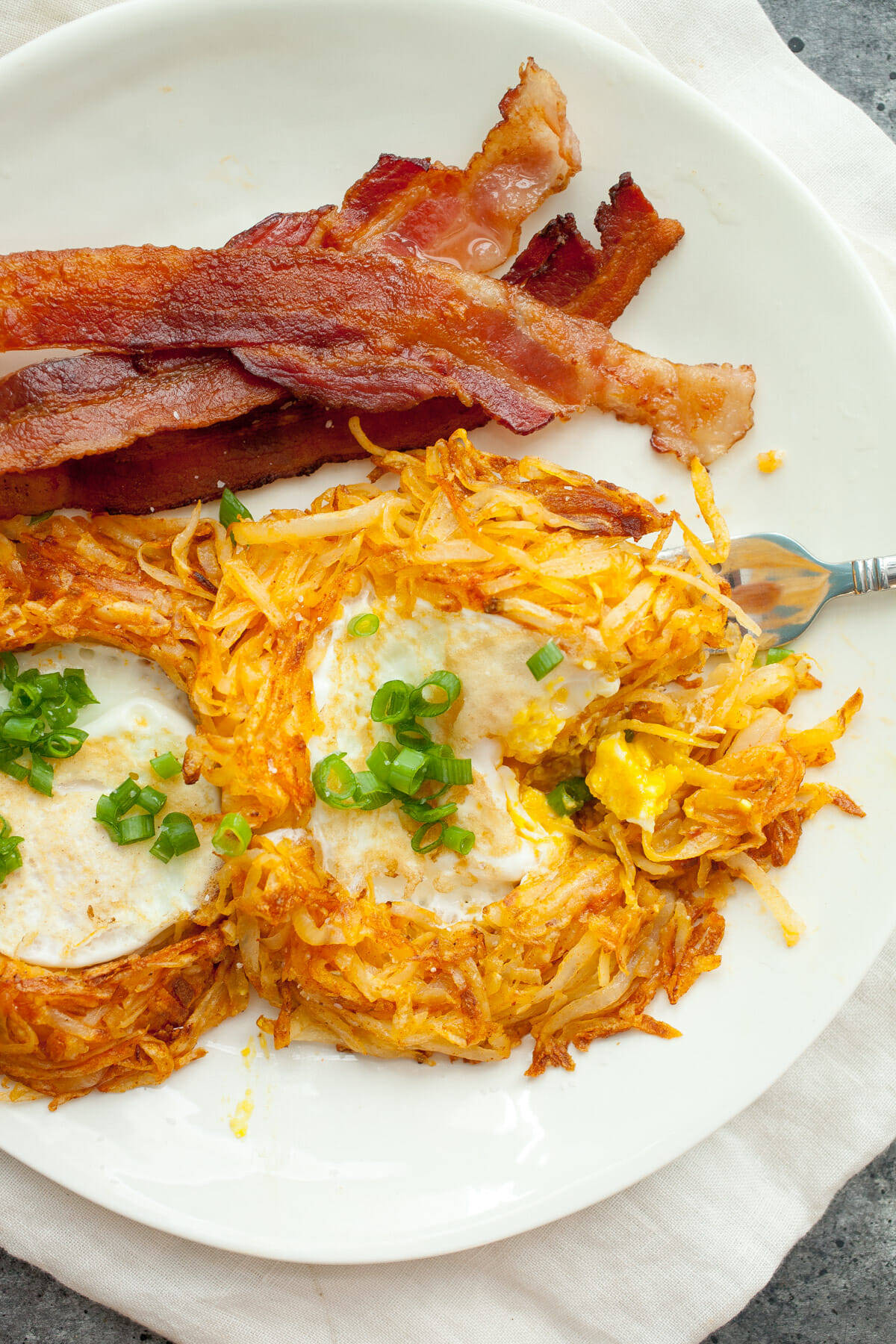 Egg in a Hash Brown Hole: Who needs toast?! You can make an egg in a hole with hash browns! This is your new favorite breakfast! | macheesmo.com