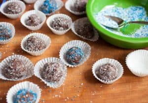 Brown Butter Rum Balls: These easy-to-make classic rum balls are jazzed up a bit with delicious brown butter! Sure to be a hit at any holiday party! | macheesmo.com