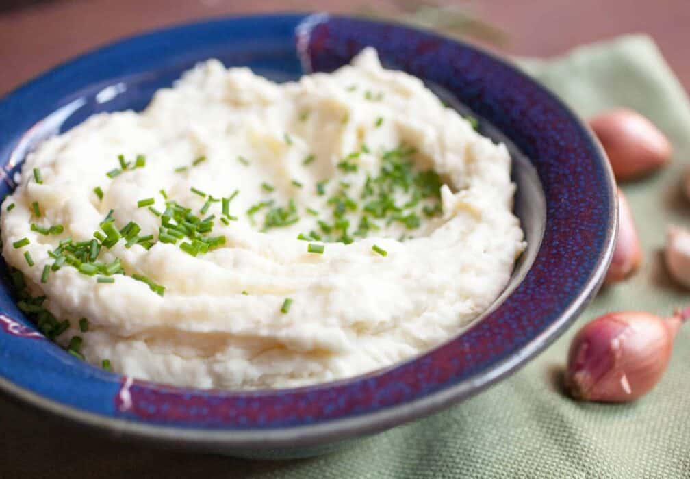 Roasted Garlic and Shallot Mashed Potatoes: Not only are these mashed potatoes super creamy, but they have real flavor. Roasted garlic and shallot mixes perfectly and makes for some of the best mashed you'll find! | macheesmo.com