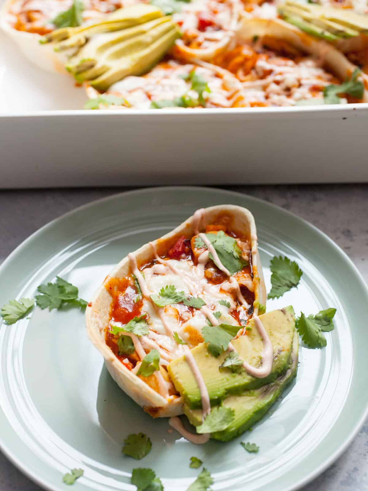 Pulled Chicken Enchilada Taco Boats: These easy baked taco boats have all the delicious flavors of a classic chicken enchilada dish but are about half the work! YUM! | macheesmo.com
