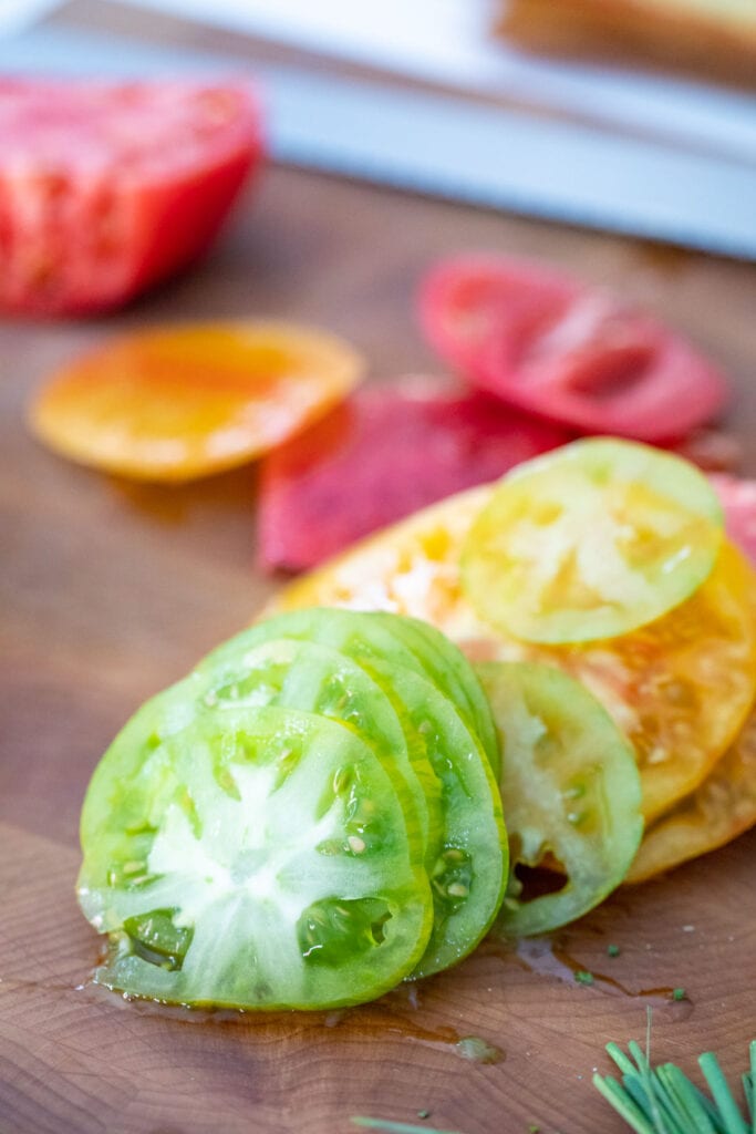 Sliced tomatoes of different colors.